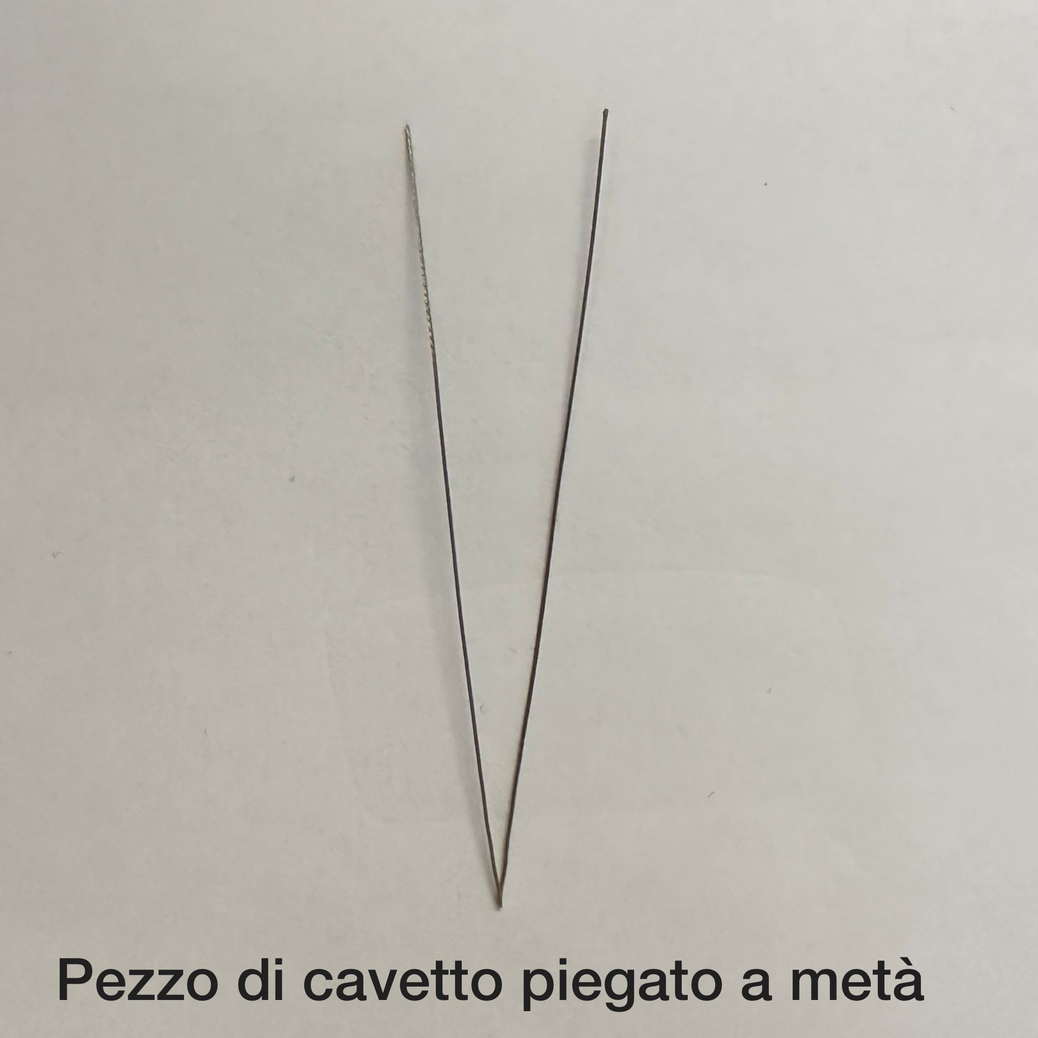 pezzo di cavetto piegato